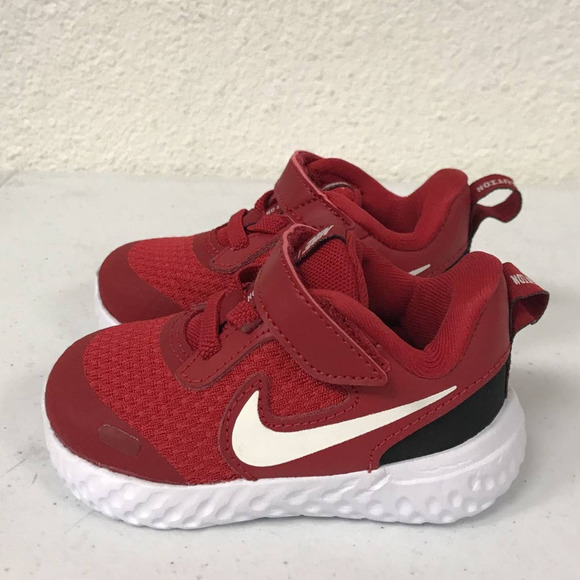 Nike Unisex-Child Red Size 4C Revolution 5 Pre School Running Shoe - Picture 4 of 7
